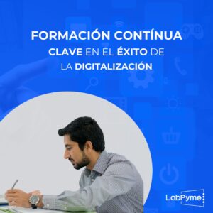 Ilustración conceptual de formación continua en una empresa, con empleados utilizando tecnología digital, aprendiendo en línea y colaborando en un entorno moderno. Representa el vínculo entre formación y transformación digital.